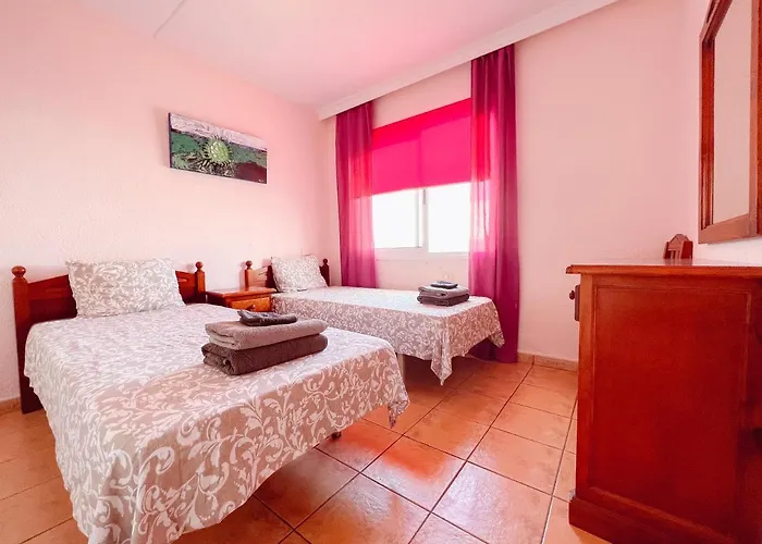 1br In Americas, Walk To And Fun, La103