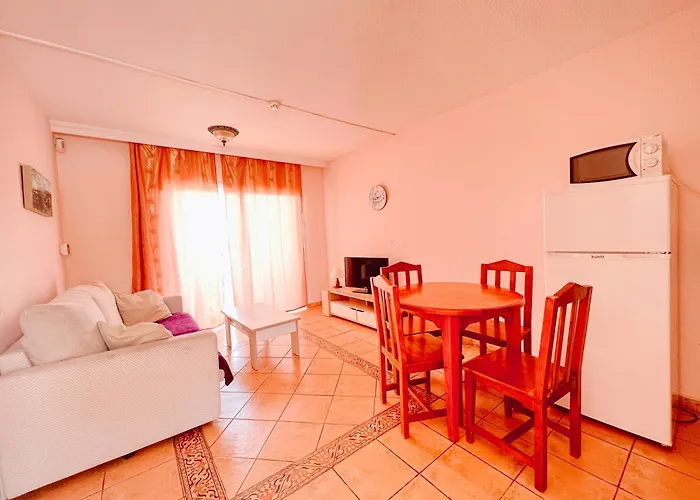 1br In Americas, Walk To And Fun, La103