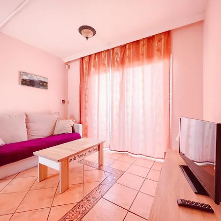 1br In Americas, Walk To And Fun, La103 *